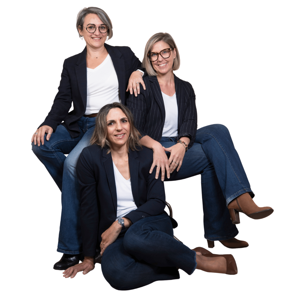 nous3avectabouretfondblanc-e1754484210562
